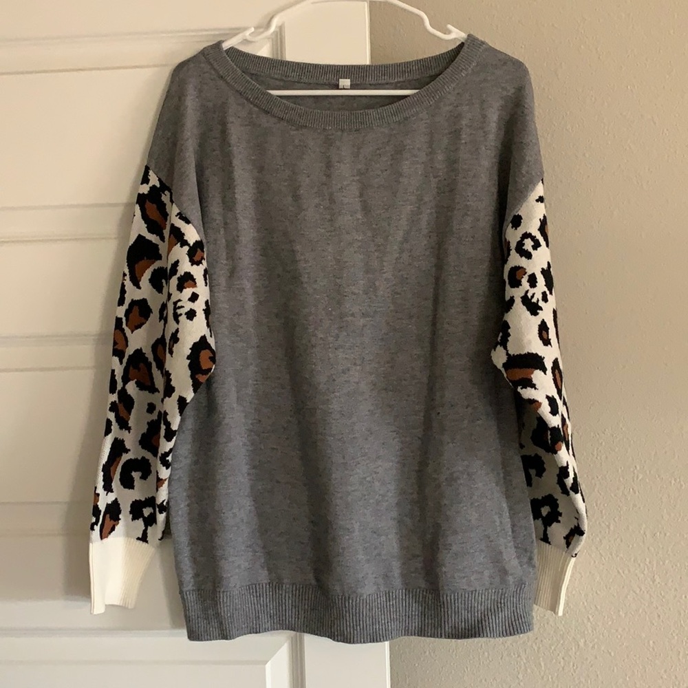Gray sweater with print sleeves